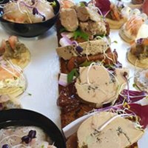 Foie gras tranché sur planche, servi à l'atelier devant les convives