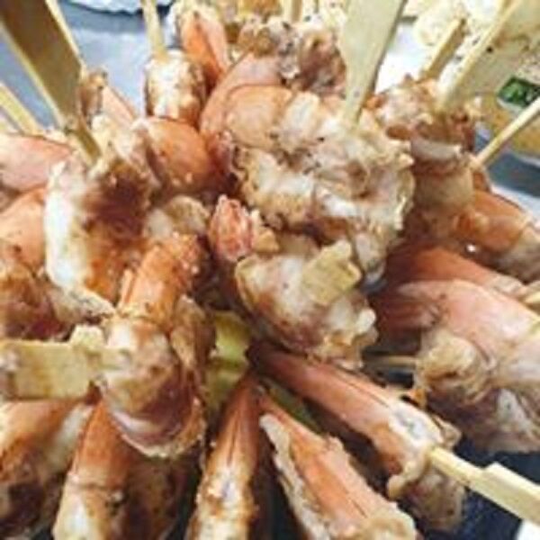 Mini brochettes de crevettes bardées à la poitrine de porc noir