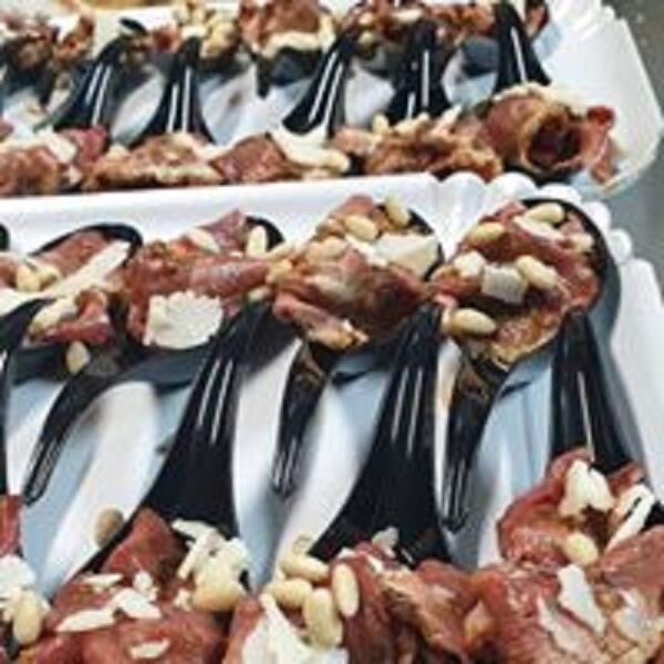 Cuillères de carpaccio de magret, pignons de pin et copeaux de parmesan